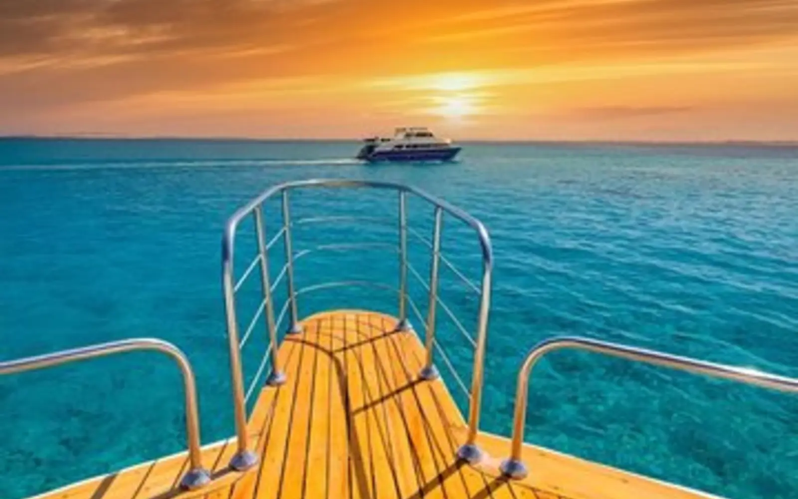 Blick vom Bug einer Yacht auf das Rote Meer bei Sonnenuntergang