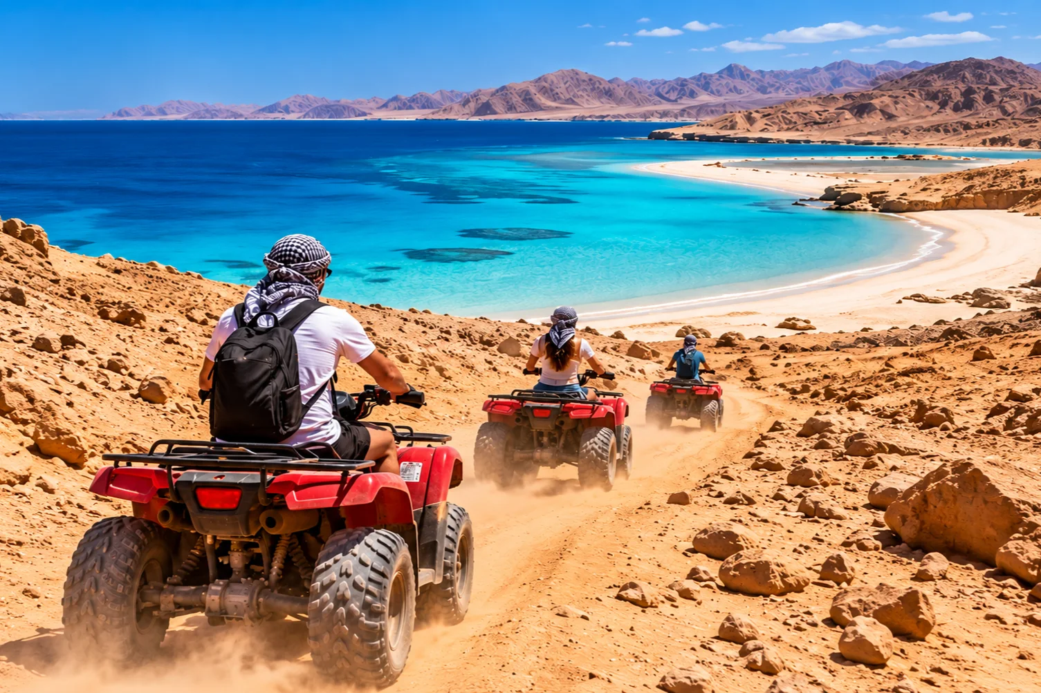 Geländewagen fährt durch die Wüstendünen bei Hurghada